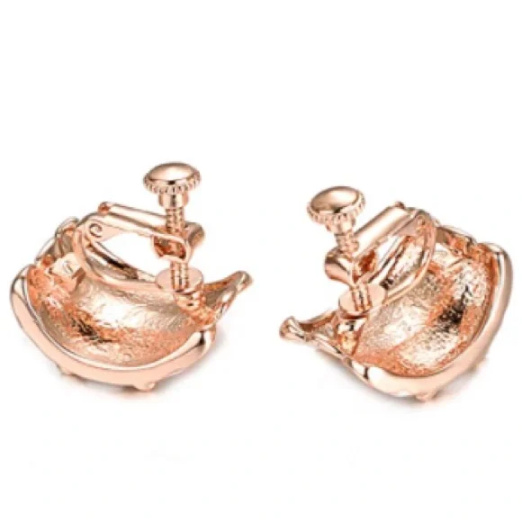 🆕 Daisy Gold and Enamel Clip on Earrings - Picture 3 of 4